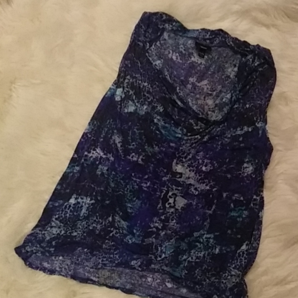 Unique shirt with no sleeves and dip neck